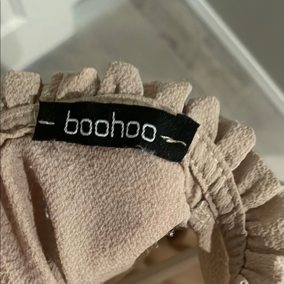 3/$20 Boohoo Brown Ruffled Long Sleeve Blouse - Picture 2 of 6